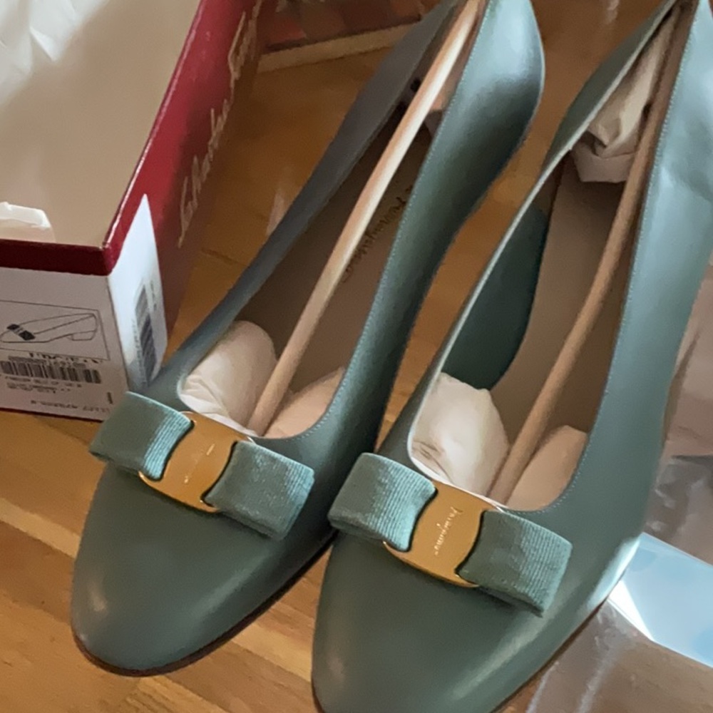 Lillaz Pool size 12 gold hardware